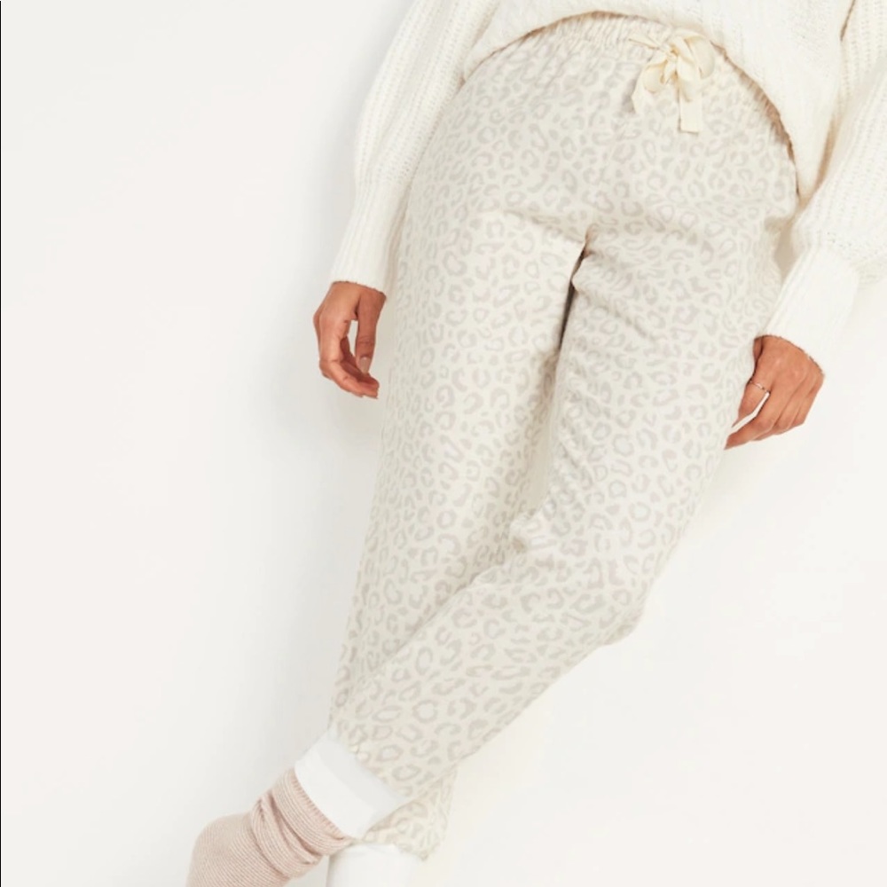 Old Navy Flannel Jogger in Snow Leopard size small